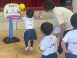 久里浜幼稚園にミニバスケットゴールとボールをプレゼントしました！